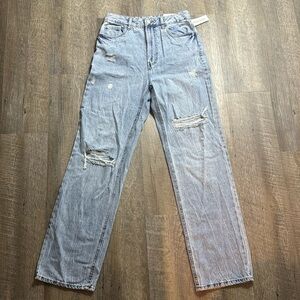 Pacing 90s boyfriend jeans